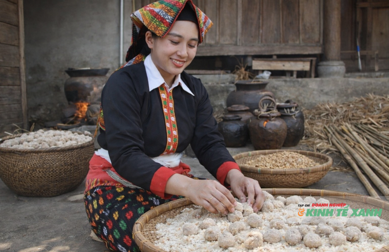 Bên chum rượu cần